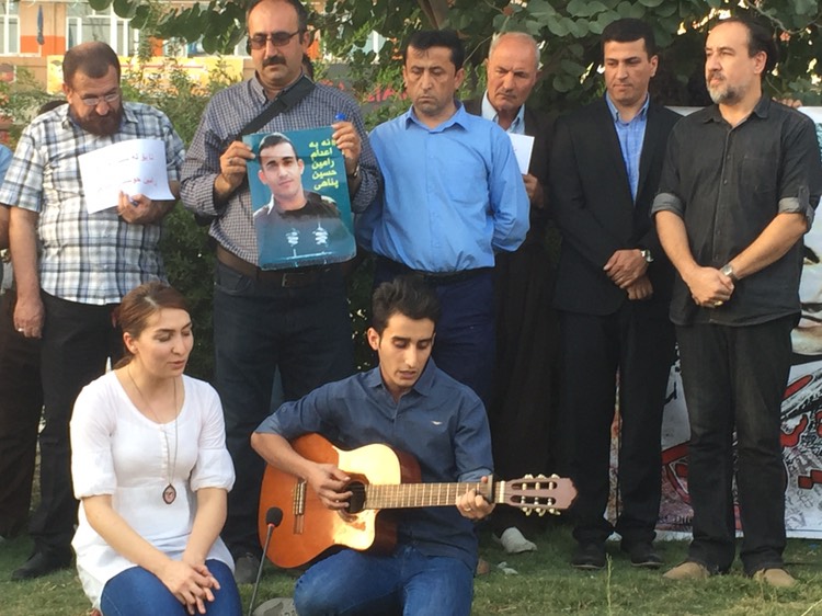 به‌ وێنه‌.. ژماره‌يه‌ك چالاكوان دژى بڕيارێكى له‌سێداره‌دان گردبوونه‌وه‌